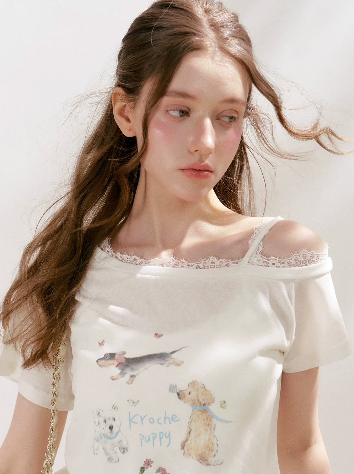 KROCHE Loose, off-the-shoulder short-sleeved T-shirt, puppy print, Lyocell material, French lace trim.