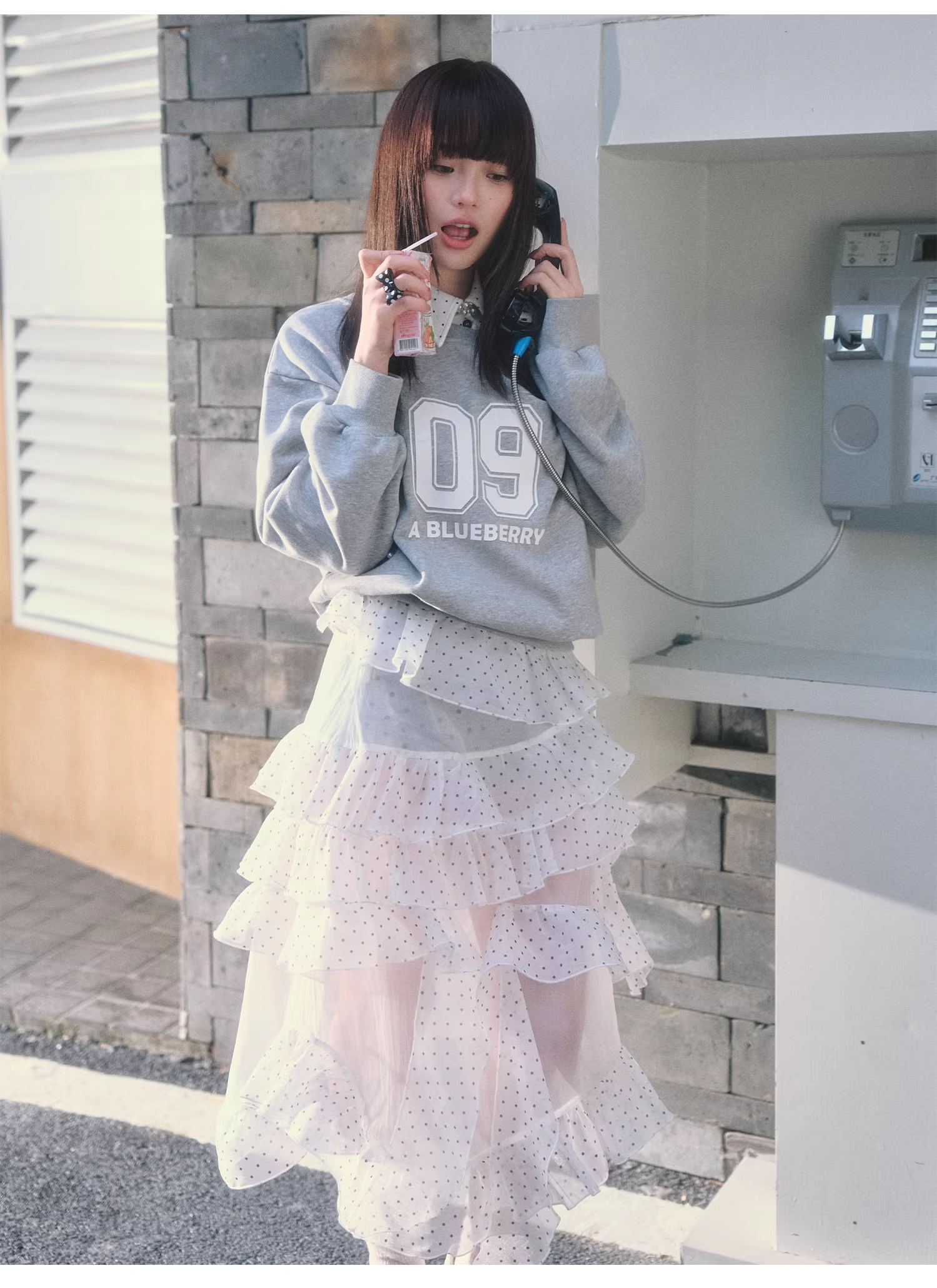 ABLUEBERRY off-shoulder sweatshirt with blueberry print, similar to Pei Jiaxin's style, and a polka dot sporty tank top for women, Spring/Summer 2026 collection.