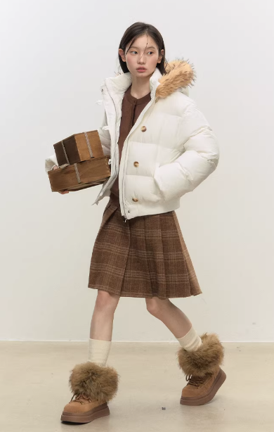 AFFFREEDOM Short down jacket with fur collar with three-color hood AFFFREEDOM, 90% white duck down, soft, warm, suitable for autumn and winter.