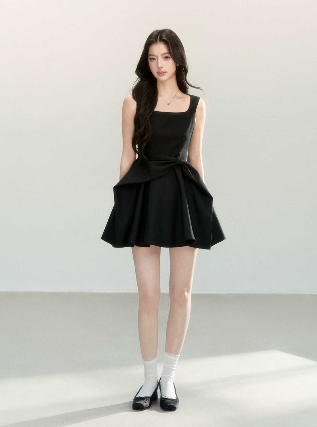 QDQD A new summer dress with a waist and bow design, combined with a black pinafore skirt to help flatter your figure.
