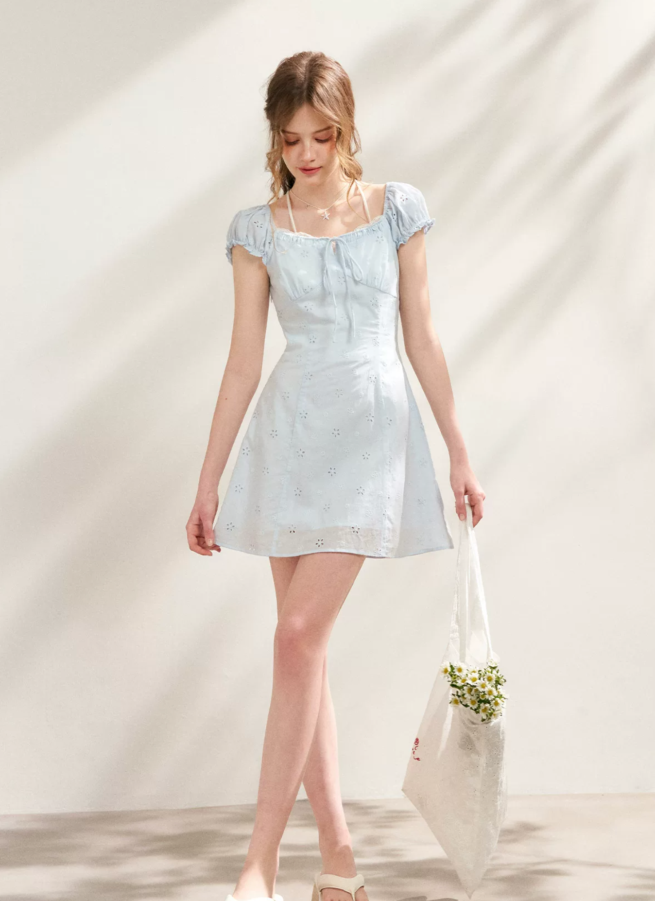 KROCHE Short-sleeved A-line resort dress, tied waist, embroidered with five-petal flowers