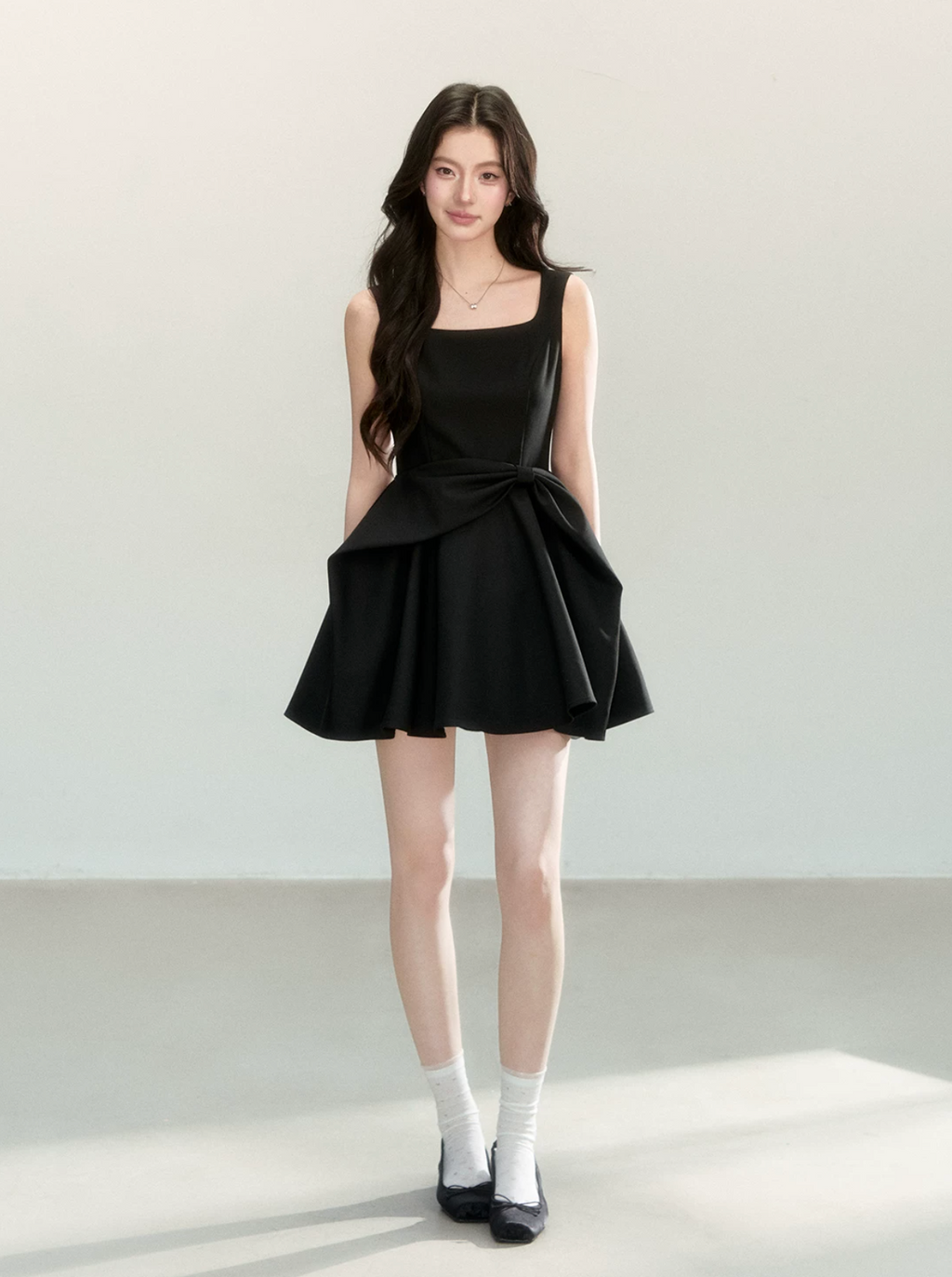 QDQD A new summer dress with a waist and bow design, combined with a black pinafore skirt to help flatter your figure.