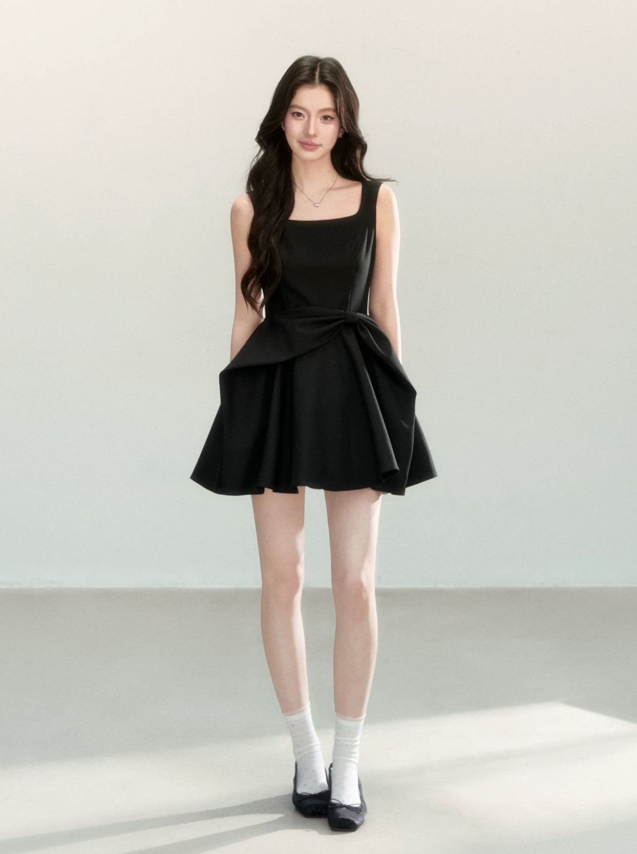QDQD A new summer dress with a waist and bow design, combined with a black pinafore skirt to help flatter your figure.