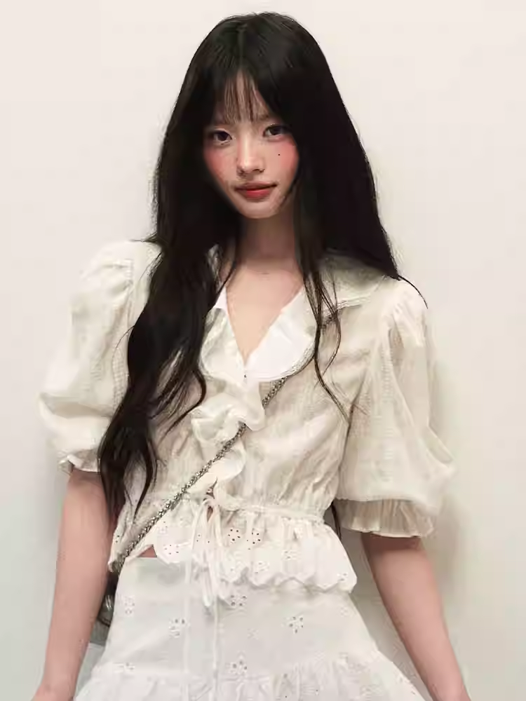 1PSTUDIO Two-piece set consisting of a short-sleeved white puff-sleeved top with a patterned design and an embroidered cutout skirt, suitable for spring and summer.