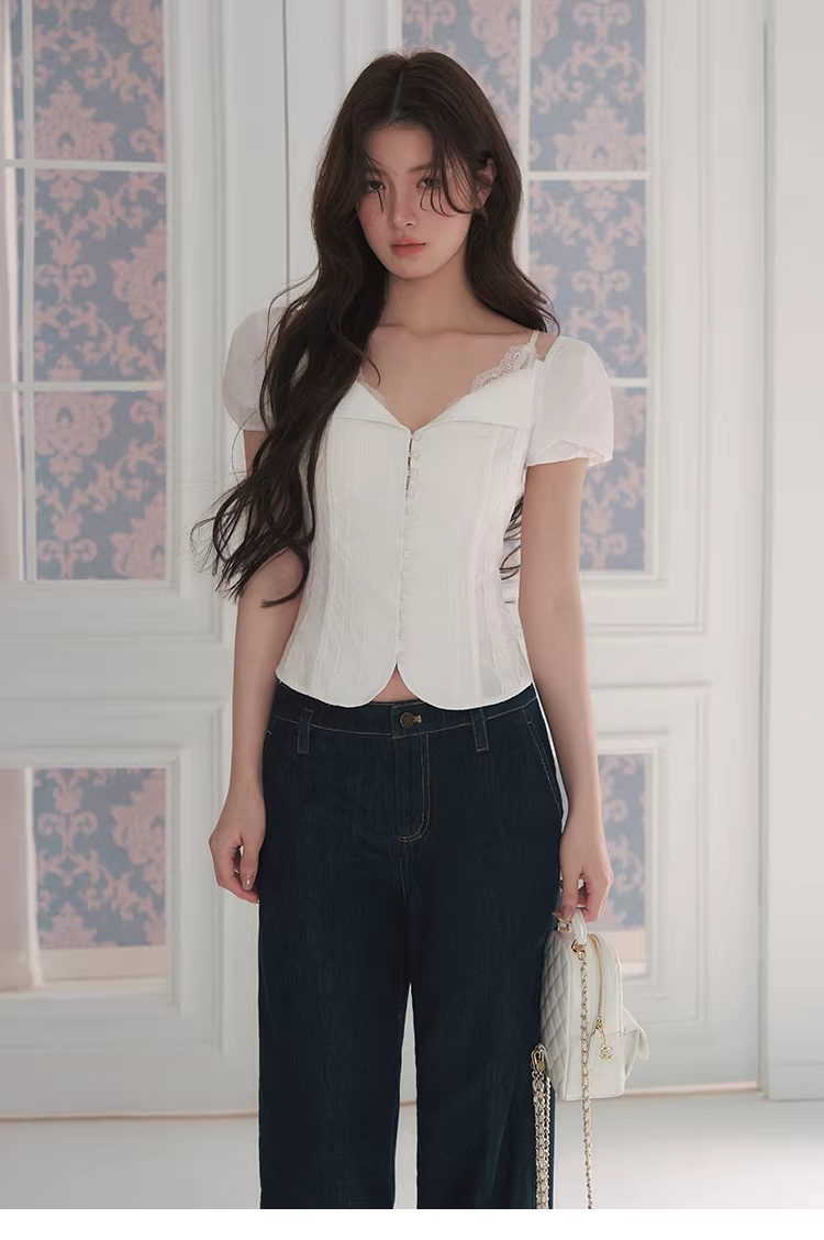 LaluneDuCiel V-neck, waist-hugging, puffy sleeves, thick lace top, worn by the main actress of a Taiwanese idol drama, sold 41 units.