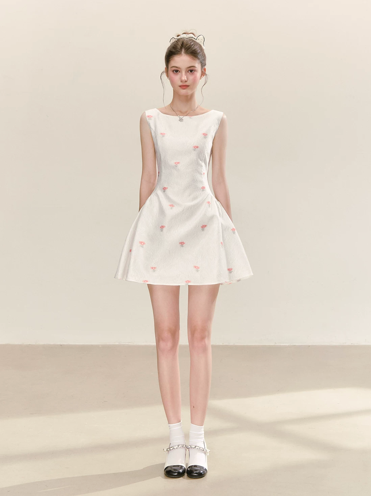 QDQD Sweet and cute floral print vest dress, new summer style, elegant sleeveless white dress shows the waist