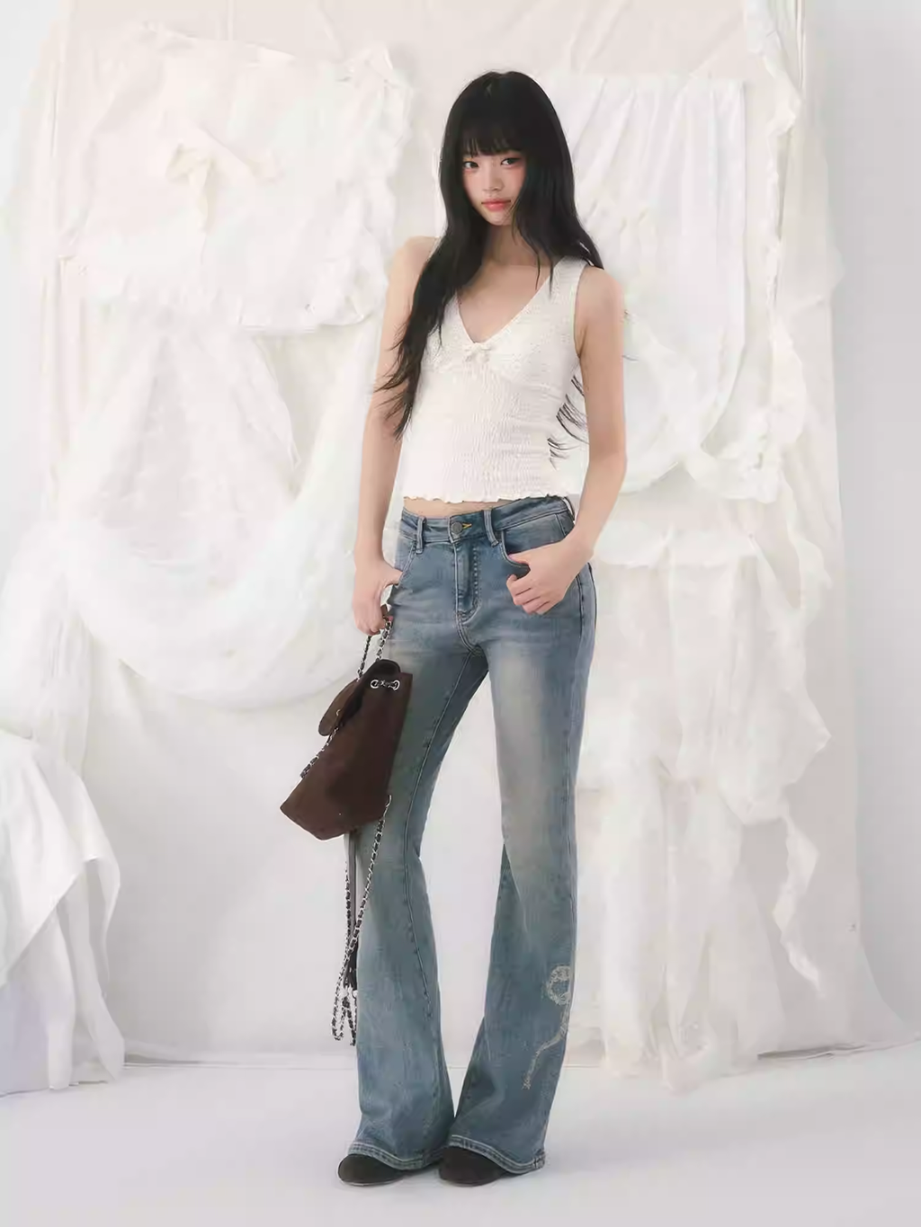 WEEKENDHUB Korean-style bow tie V-neck polka dot tank top for women, stretchy, figure-hugging sleeveless top, suitable for layering in spring.