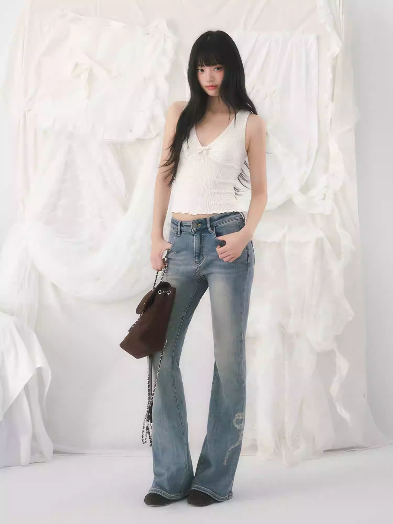 WEEKENDHUB Korean-style bow tie V-neck polka dot tank top for women, stretchy, figure-hugging sleeveless top, suitable for layering in spring.