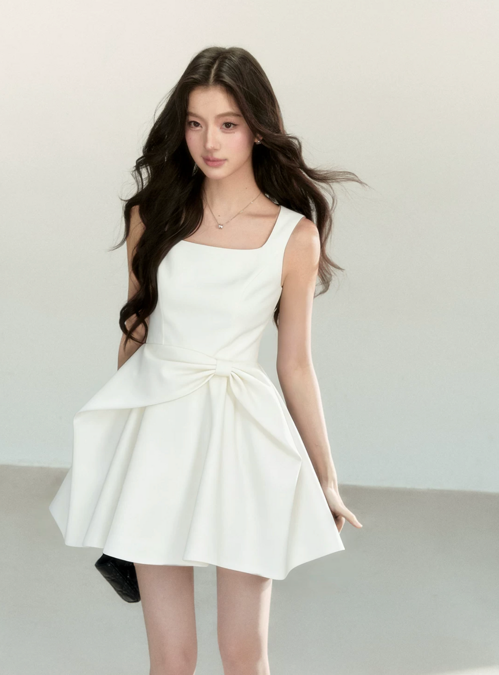 QDQD A new summer dress with a waist and bow design, combined with a black pinafore skirt to help flatter your figure.