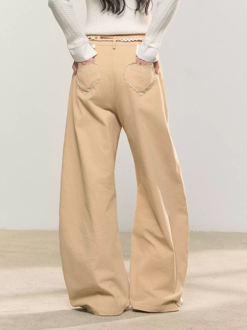 UMOUMO Retro style heart embroidered wide leg pants, cute and cool wide leg casual pants with one strap pocket.