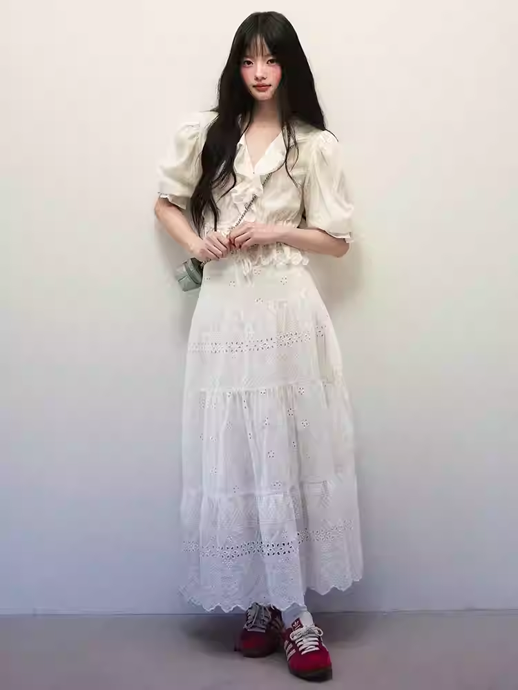 1PSTUDIO Two-piece set consisting of a short-sleeved white puff-sleeved top with a patterned design and an embroidered cutout skirt, suitable for spring and summer.