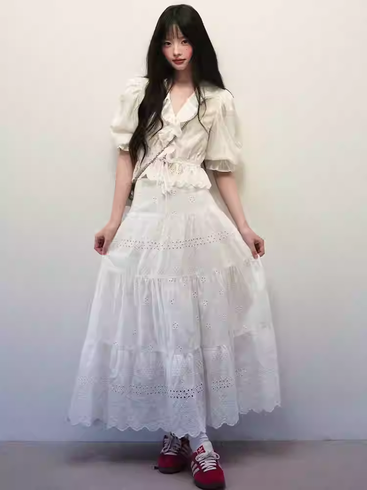 1PSTUDIO Two-piece set consisting of a short-sleeved white puff-sleeved top with a patterned design and an embroidered cutout skirt, suitable for spring and summer.