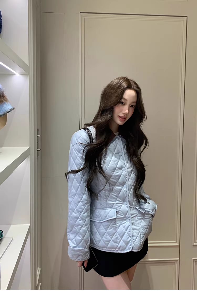 LaluneDuCiel women's cotton jacket with diamond pattern, lightweight, pearlescent, fitted style, contrasting collar, suitable for wearing at home.