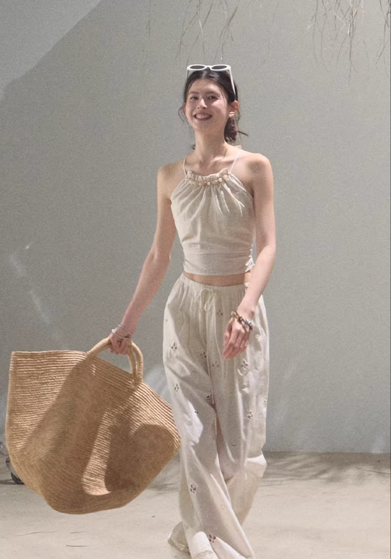 OAKMOO Soft, figure-flattering, skin-friendly linen camisole with tie collar