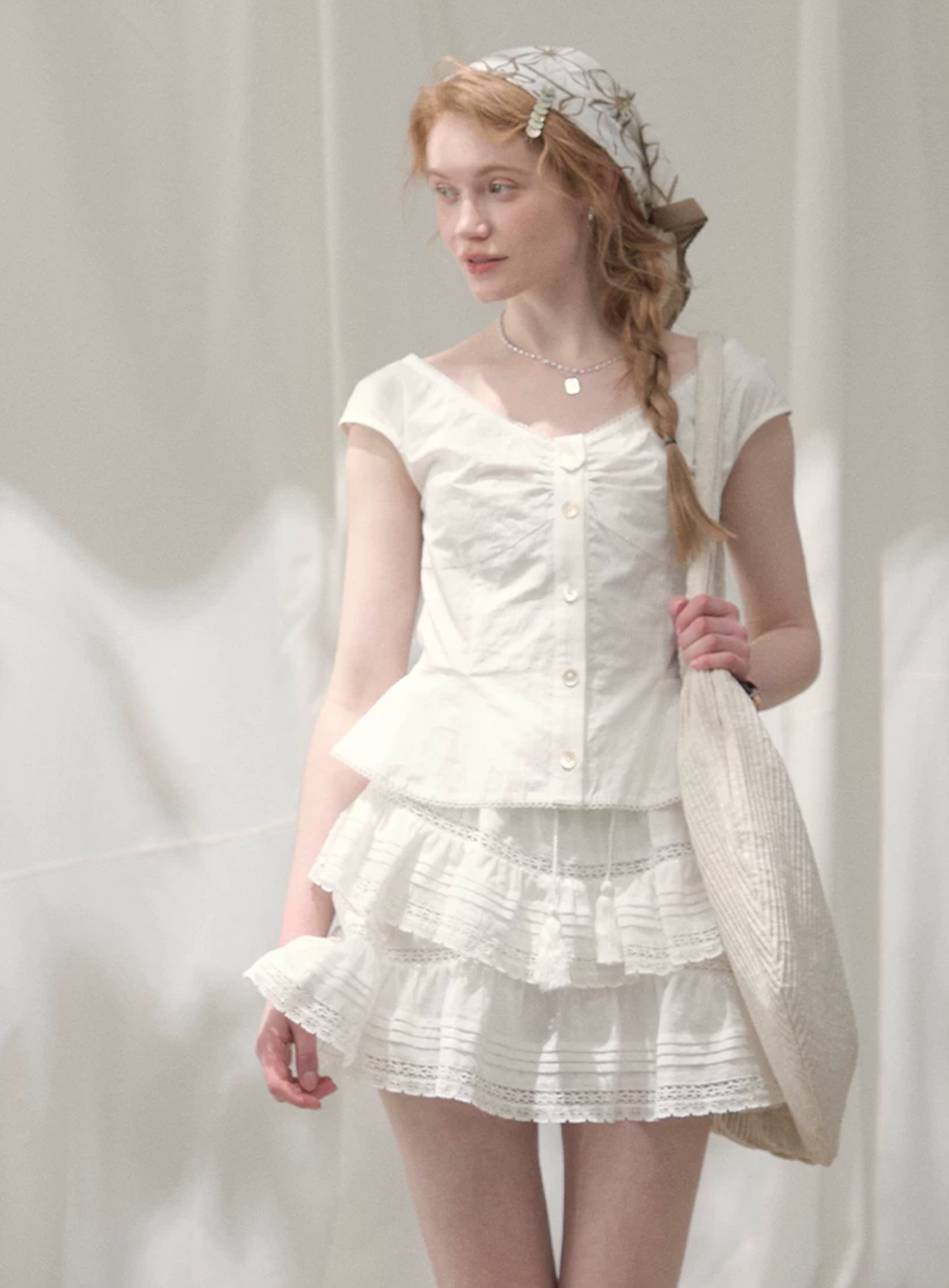 LOLOL "Camellia Moonlight" short-sleeved shirt for women, summer style, white, V-neck, lace trim at the waist, tight fit, short sleeves.