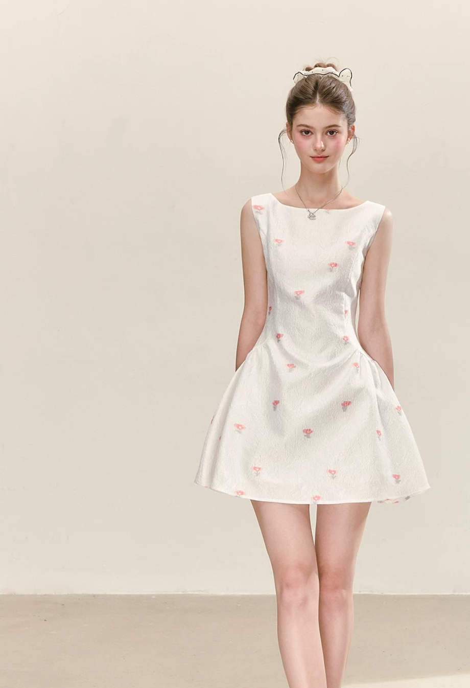 QDQD Sweet and cute floral print vest dress, new summer style, elegant sleeveless white dress shows the waist