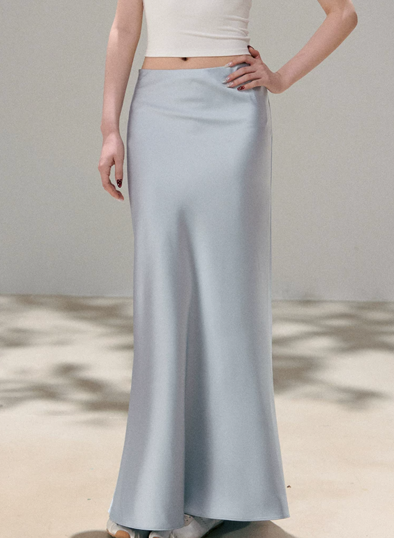 OIOI ESSE Women's figure-flattering satin mermaid skirt, perfect for spring and summer, elegant