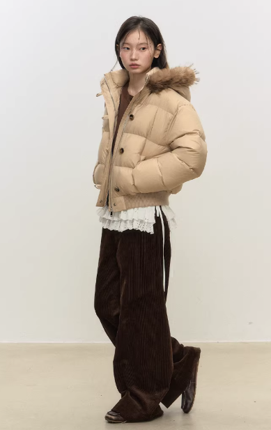 AFFFREEDOM Short down jacket with fur collar with three-color hood AFFFREEDOM, 90% white duck down, soft, warm, suitable for autumn and winter.