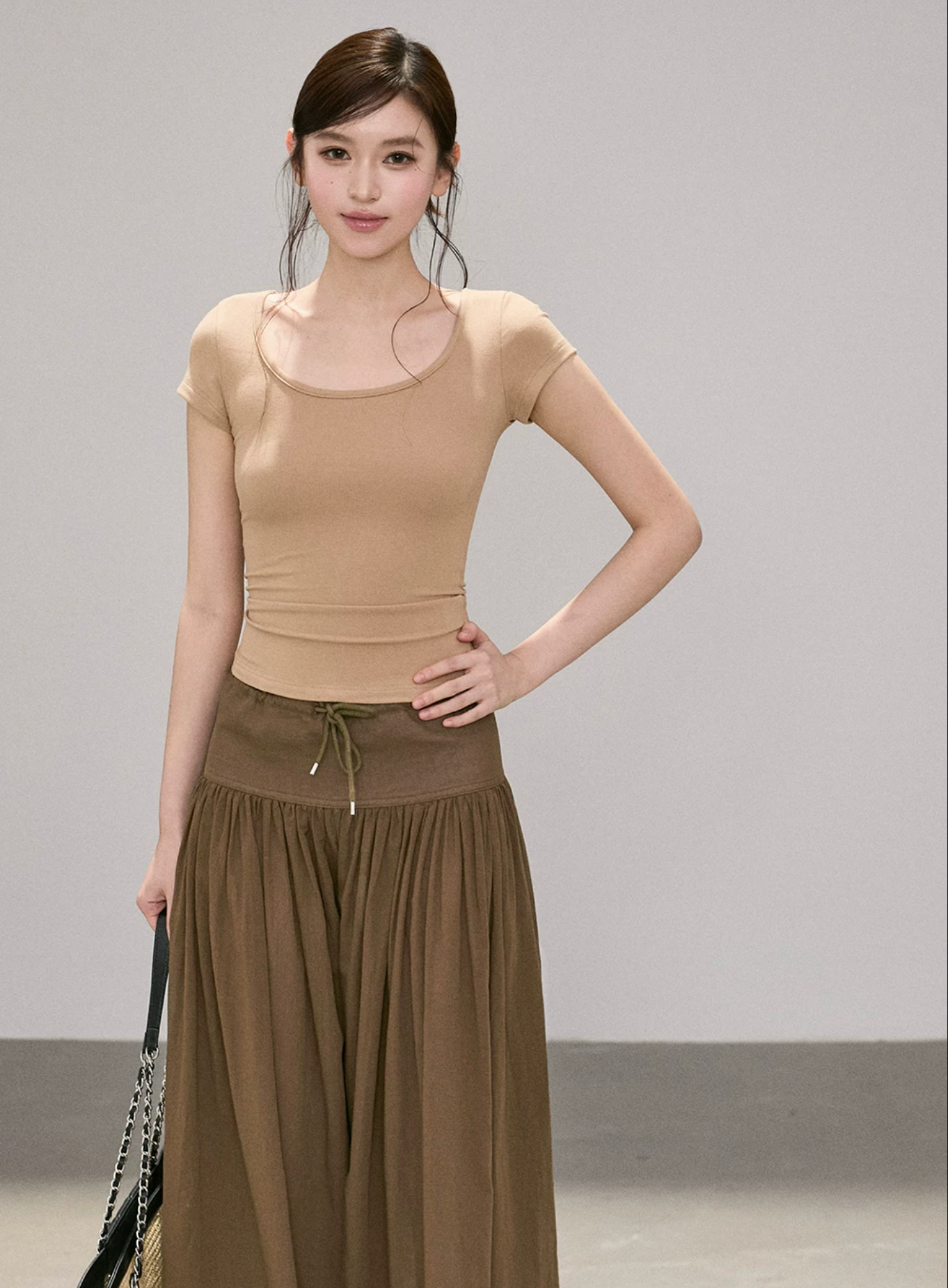 OIOI ESSE 100% cotton high-waisted trousers for women, loose and comfortable style, suitable for summer wear.