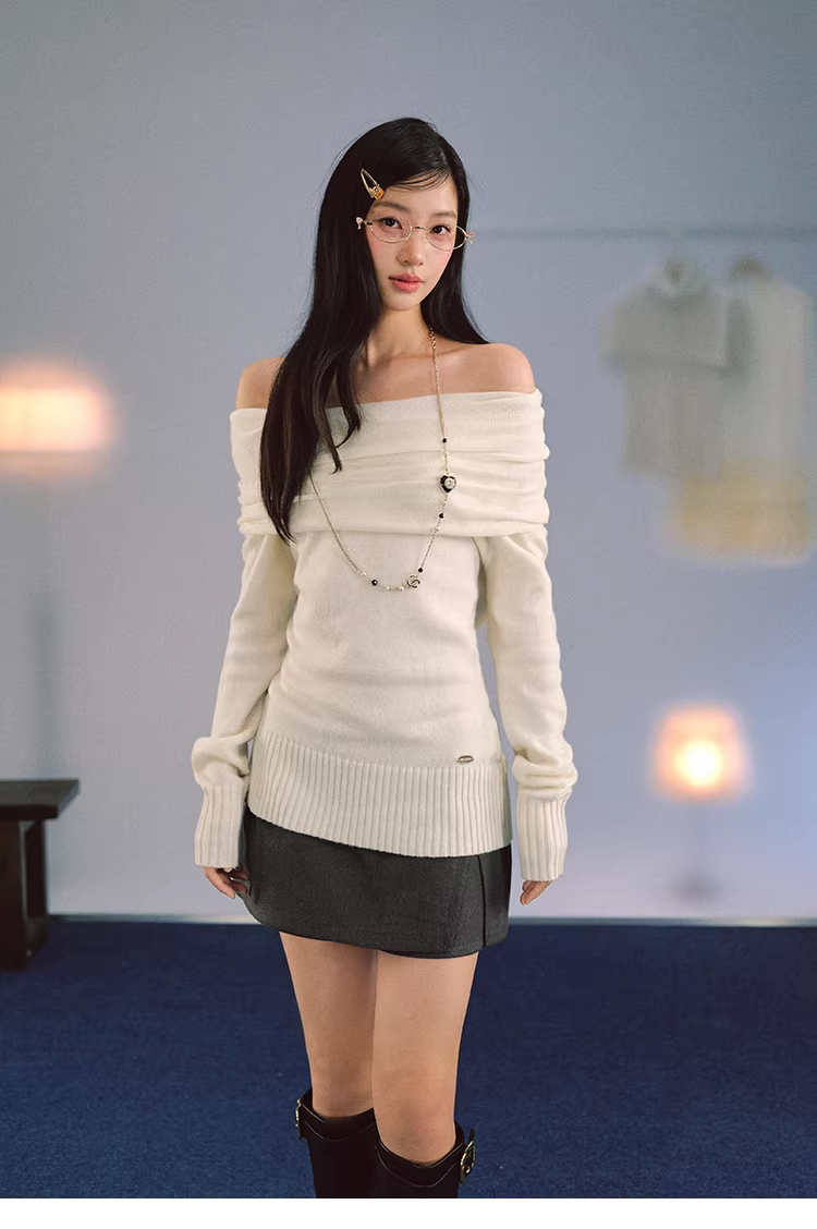 LaluneDuCiel Women's elegant, figure-hugging, light beige dress/pants with a side slit.