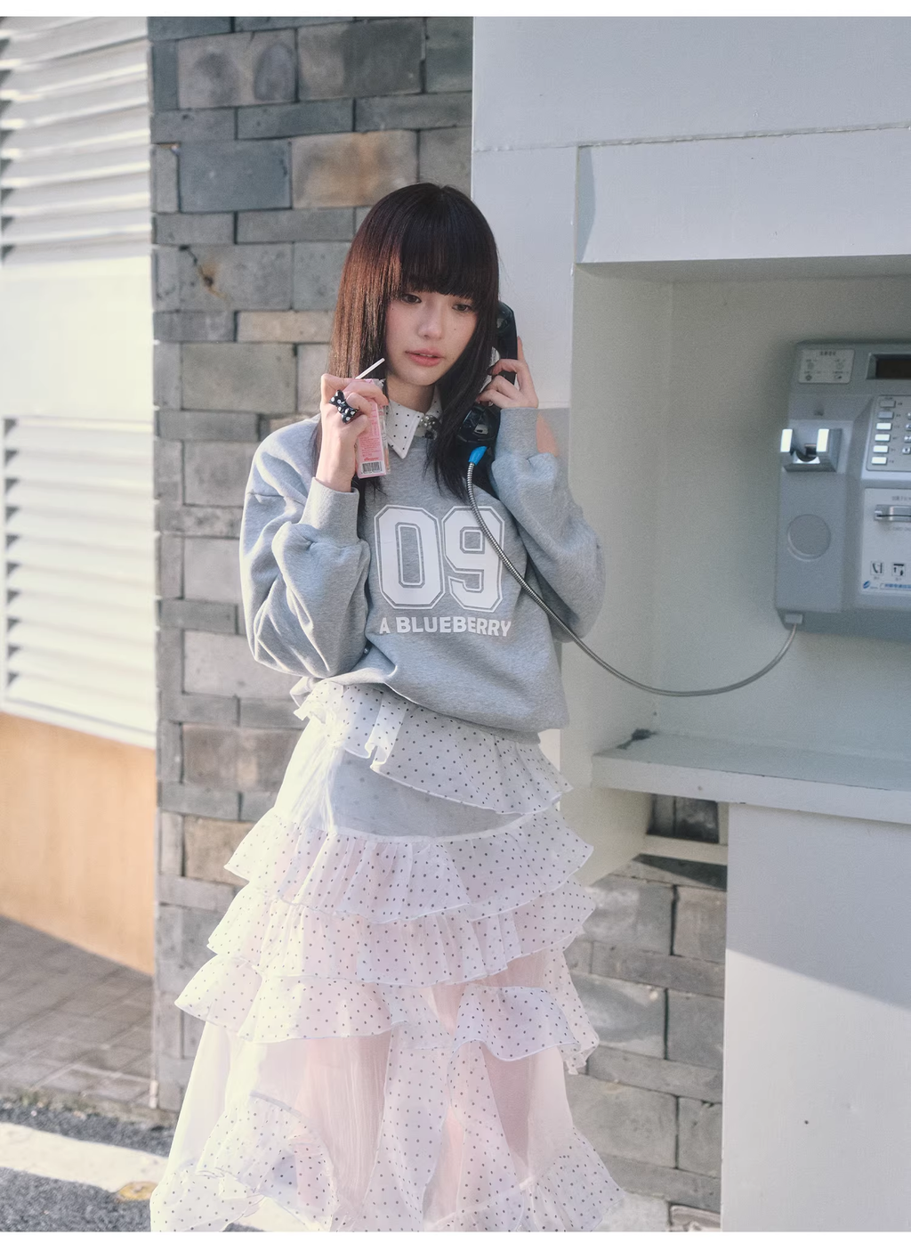 ABLUEBERRY off-shoulder sweatshirt with blueberry print, similar to Pei Jiaxin's style, and a polka dot sporty tank top for women, Spring/Summer 2026 collection.