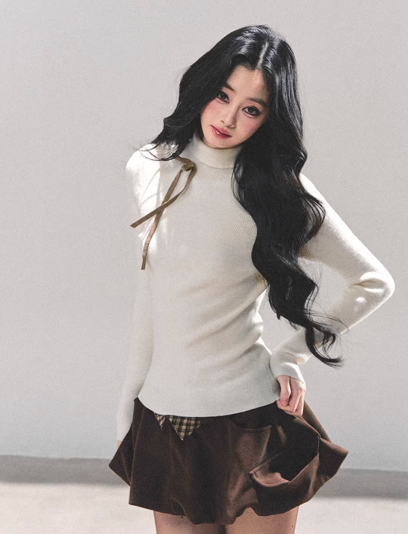 SHAOYEYAN AOMALM's "velvet-soft" long-sleeved, mid-neck knitted undershirt for women is perfect for winter and creates a glamorous look.