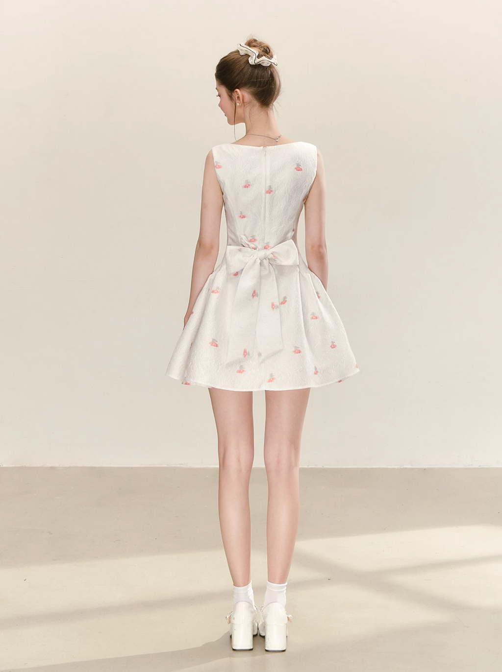 QDQD Sweet and cute floral print vest dress, new summer style, elegant sleeveless white dress shows the waist