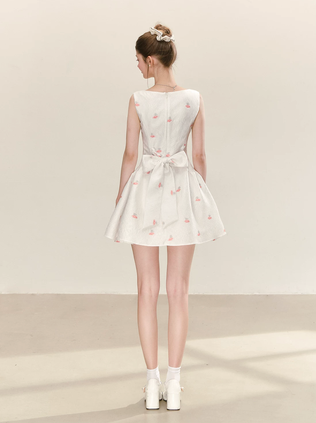 QDQD Sweet and cute floral print vest dress, new summer style, elegant sleeveless white dress shows the waist
