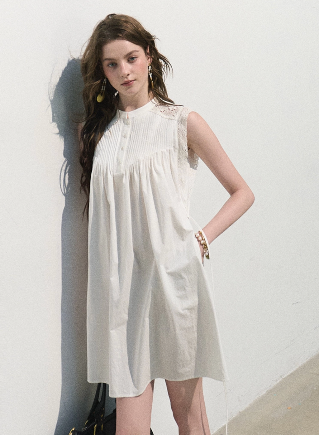OAKMOO "White Gardenia by the Ear" - Gentle princess dress, round neck, lace trim.