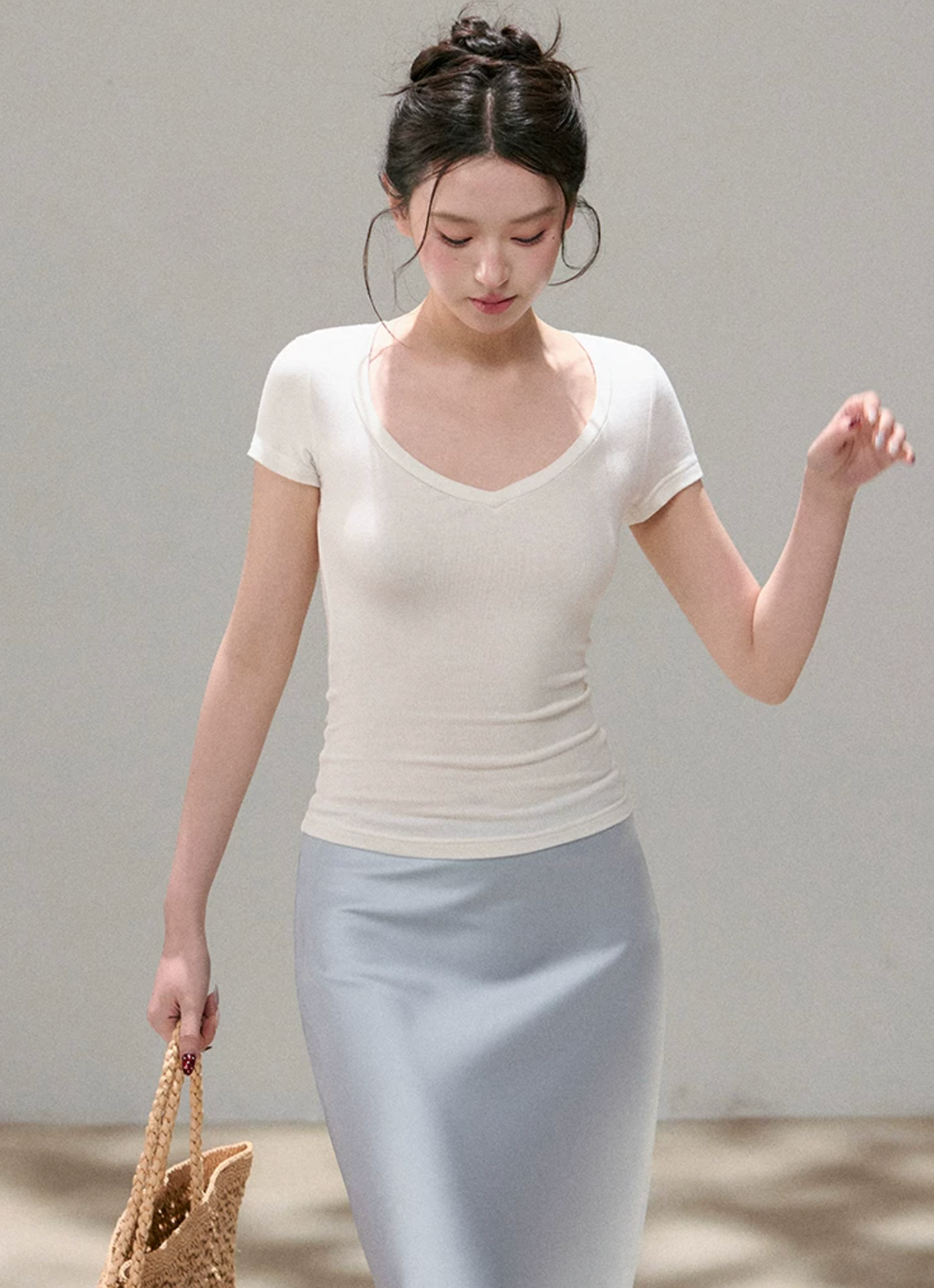 OIOI ESSE Women's figure-flattering satin mermaid skirt, perfect for spring and summer, elegant