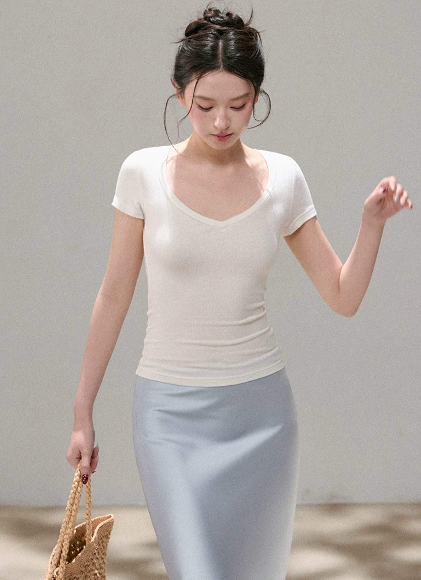 OIOI ESSE Women's figure-flattering satin mermaid skirt, perfect for spring and summer, elegant