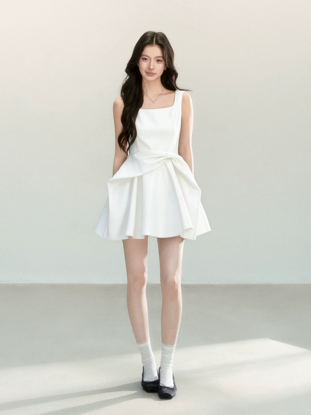 QDQD A new summer dress with a waist and bow design, combined with a black pinafore skirt to help flatter your figure.