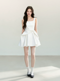 QDQD A new summer dress with a waist and bow design, combined with a black pinafore skirt to help flatter your figure.