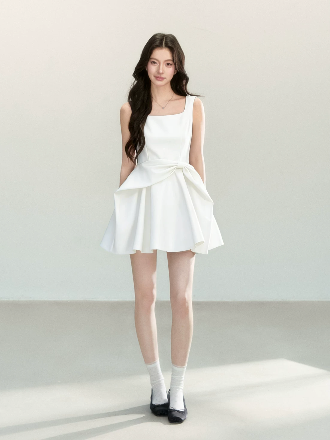 QDQD A new summer dress with a waist and bow design, combined with a black pinafore skirt to help flatter your figure.