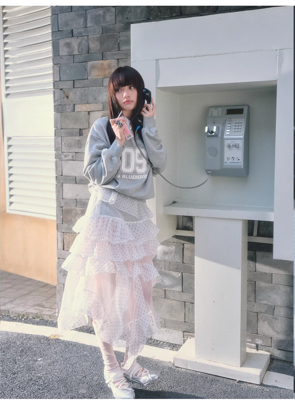 ABLUEBERRY off-shoulder sweatshirt with blueberry print, similar to Pei Jiaxin's style, and a polka dot sporty tank top for women, Spring/Summer 2026 collection.