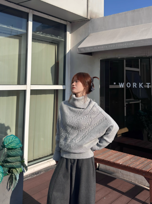 UMOUMO Loose ivory knit sweater with asymmetric hem and collar, multicolored button-up cape sweater