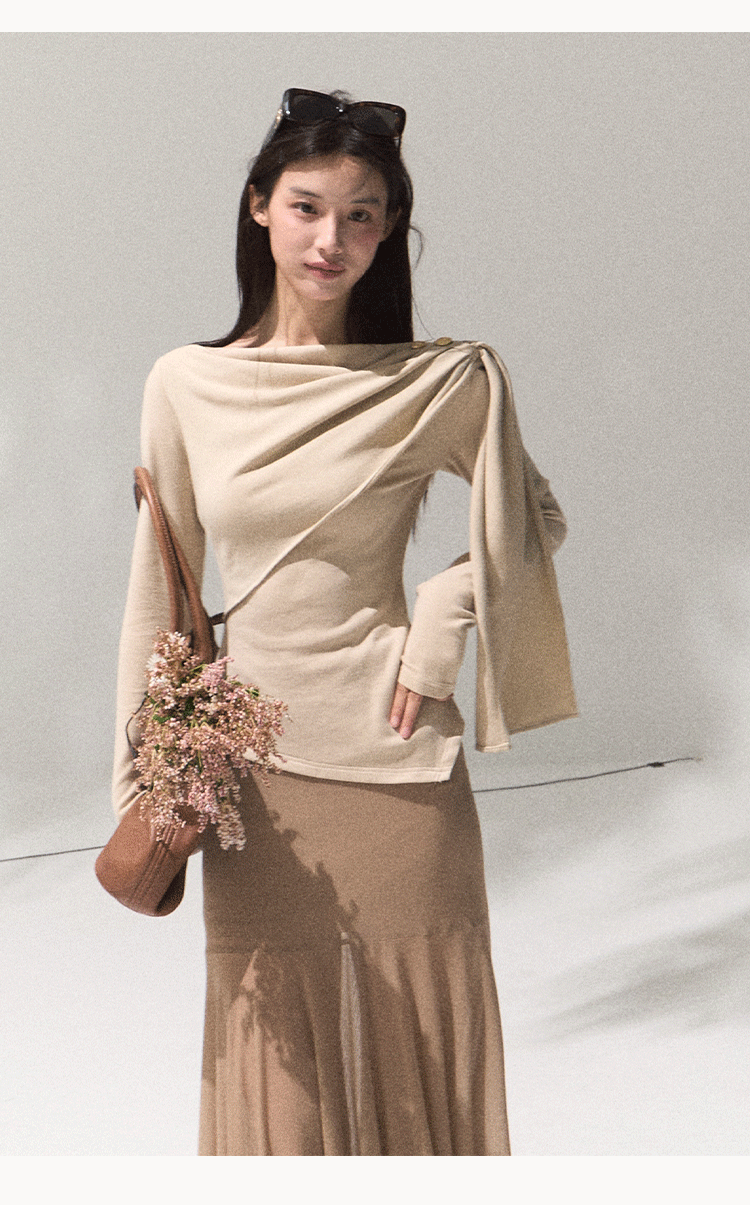 OAKMOO Women's "Ancient Shrine" patterned round neck long sleeve knit sweater with inside waist button closure