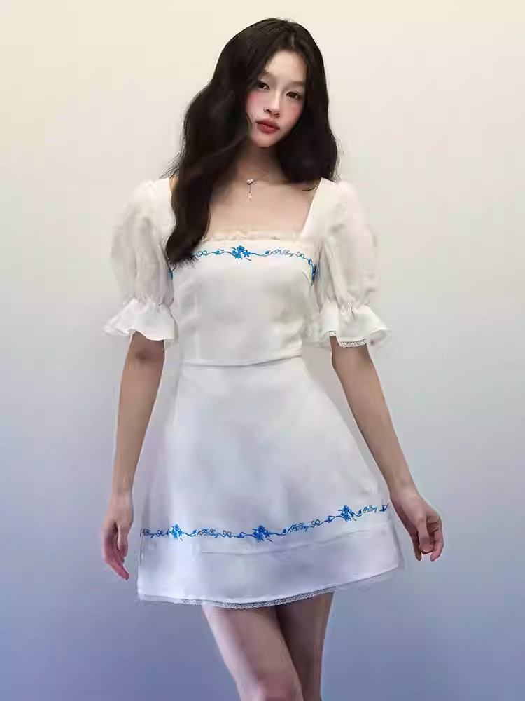 1PSTUDIO Women's white linen square-neck dress, spring/summer style; short-sleeved flared skirt in blue with embroidered pattern, body-hugging fit.