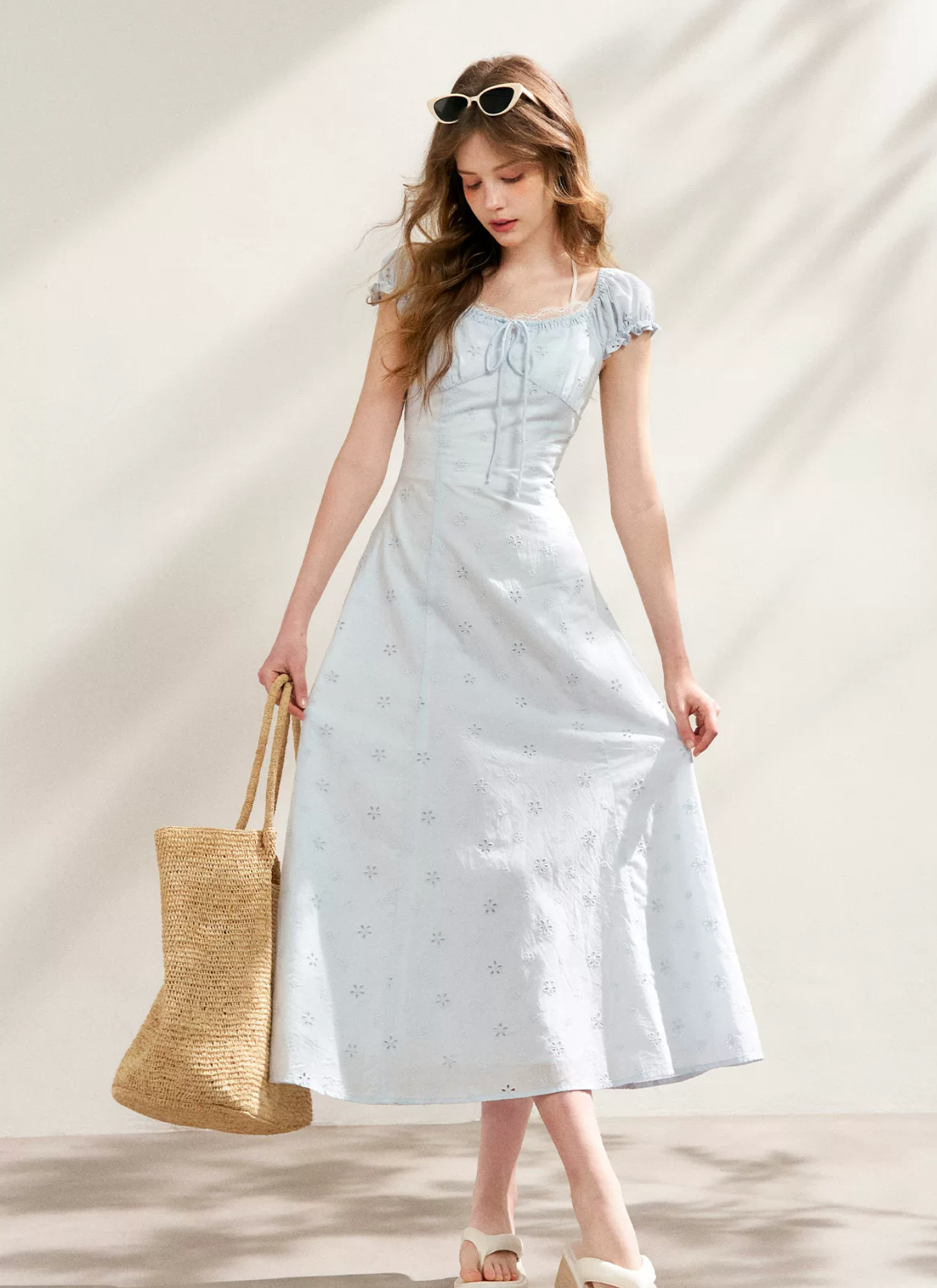 KROCHE Short-sleeved A-line resort dress, tied waist, embroidered with five-petal flowers