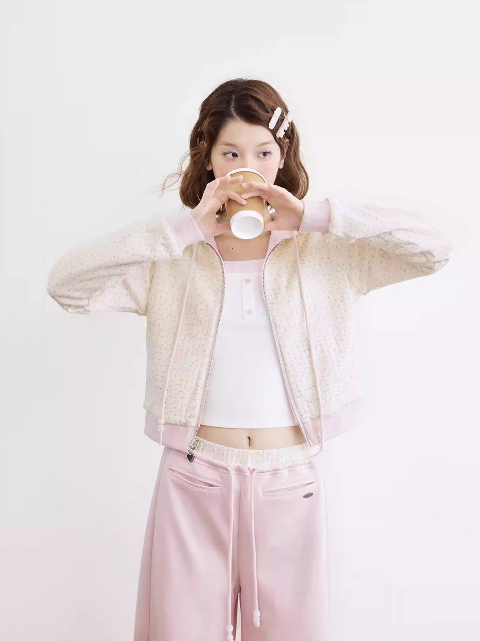 UMOUMO a versatile and double-sided hooded jacket/sweatshirt, beaded with a sweet floral pattern, is a light and easy-to-wear silhouette.
