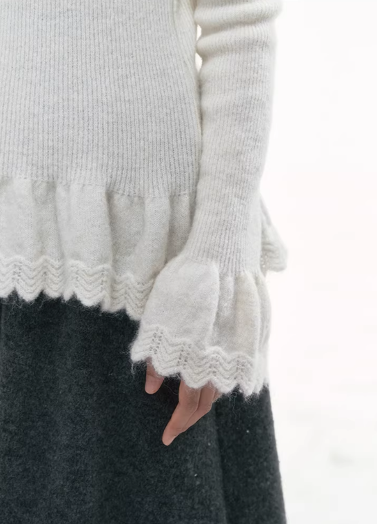 CANSTOREGIRLS New winter product "Sweet Cloud Soft Pleats" from Canned Goods Store - Plain colored turtleneck knitted t-shirt.