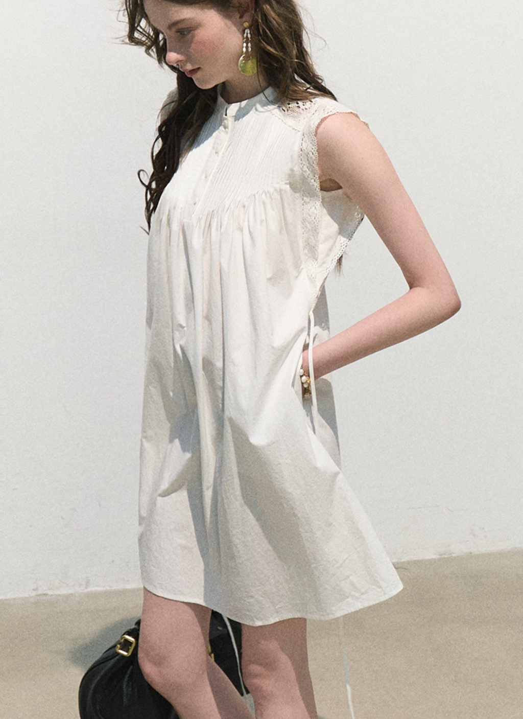 OAKMOO "White Gardenia by the Ear" - Gentle princess dress, round neck, lace trim.