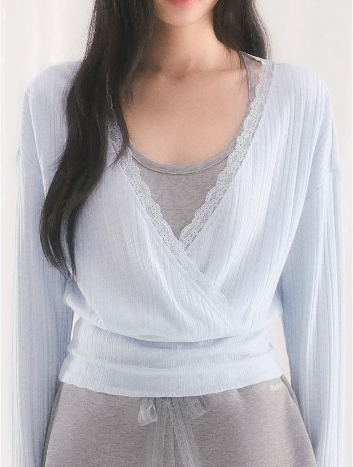 WEEKENDHUB Two-piece set includes a loose spring V-neck tank top and elegant long-sleeve T-shirt with lace trim