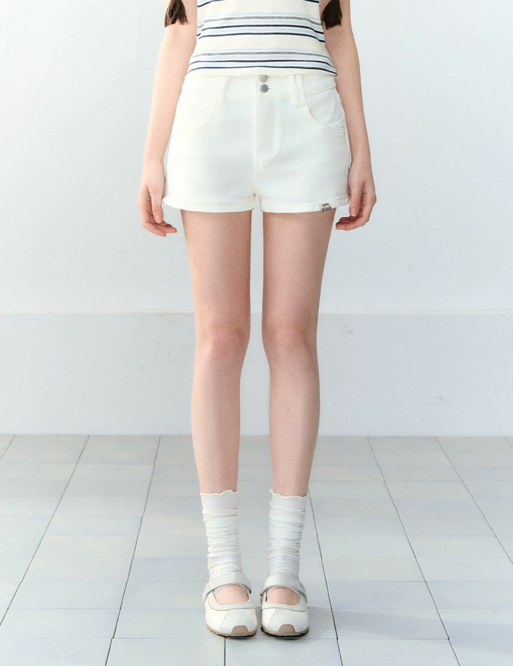 Soote Season Korean-style white denim shorts, loose fit, versatile, stretchy, two buttons, high waistband for women