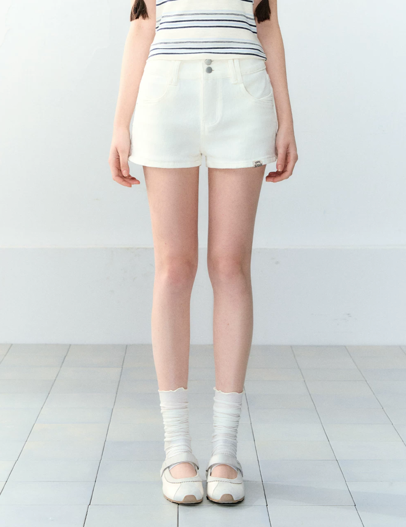 Soote Season Korean-style white denim shorts, loose fit, versatile, stretchy, two buttons, high waistband for women