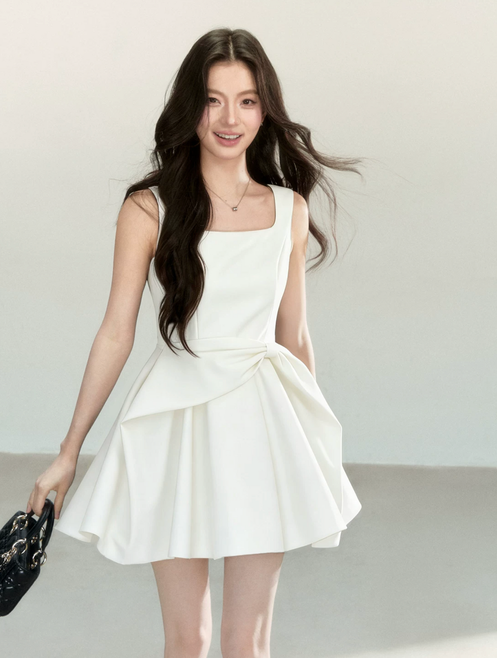 QDQD A new summer dress with a waist and bow design, combined with a black pinafore skirt to help flatter your figure.