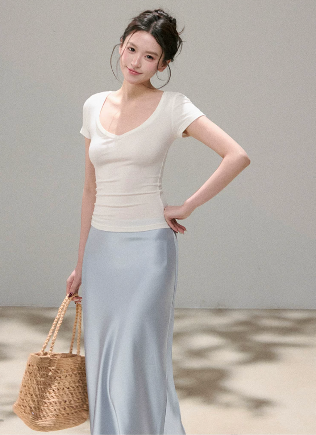 OIOI ESSE Women's figure-flattering satin mermaid skirt, perfect for spring and summer, elegant