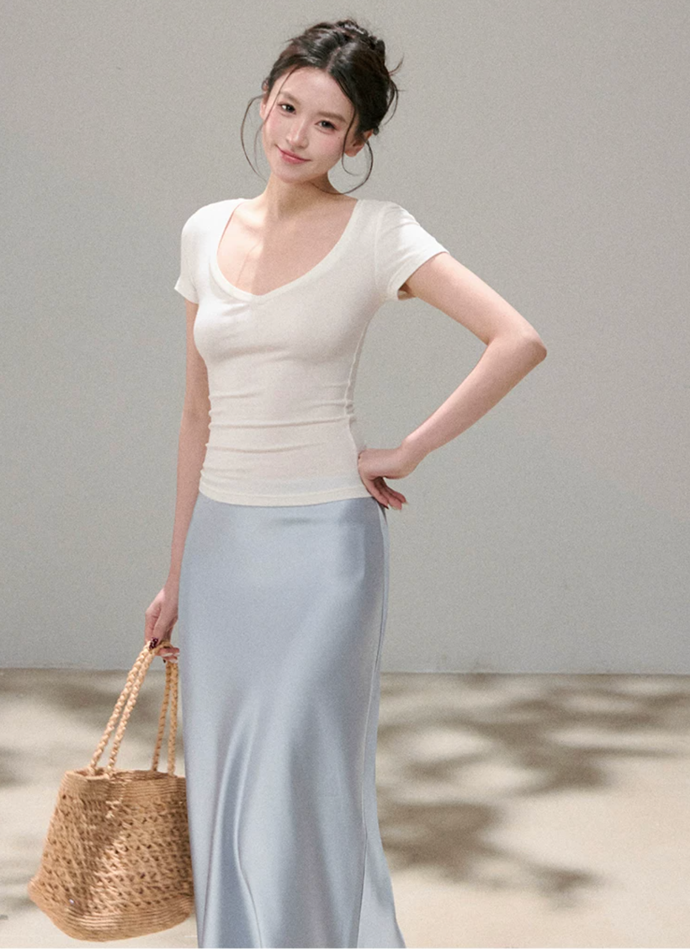 OIOI ESSE Women's figure-flattering satin mermaid skirt, perfect for spring and summer, elegant