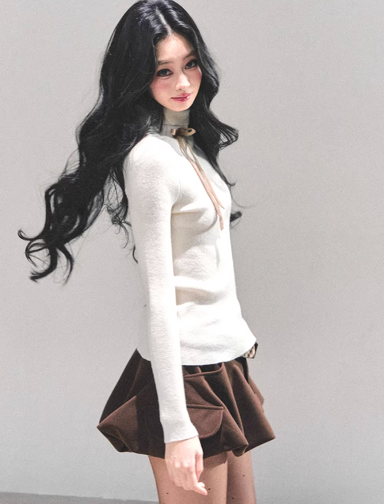 SHAOYEYAN AOMALM's "velvet-soft" long-sleeved, mid-neck knitted undershirt for women is perfect for winter and creates a glamorous look.