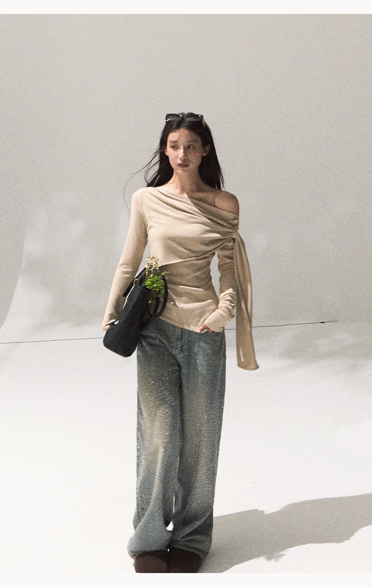 OAKMOO Women's "Ancient Shrine" patterned round neck long sleeve knit sweater with inside waist button closure